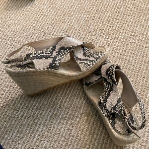 DVF snake wedge